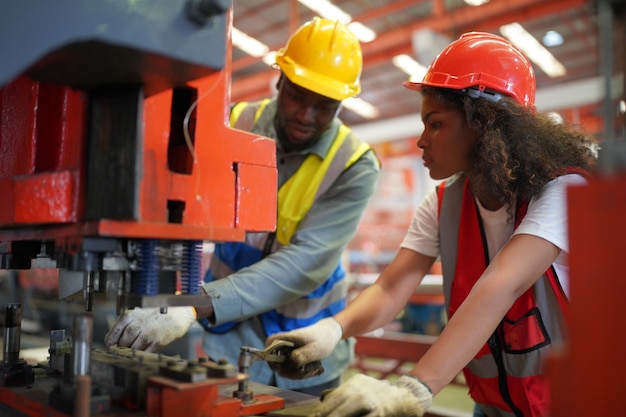 El capataz o el trabajador trabajan en el sitio de la fábrica revisando la máquina o los productos en el sitio Ingeniero o técnico revisando el material o la máquina en la planta industrial y la fábrica