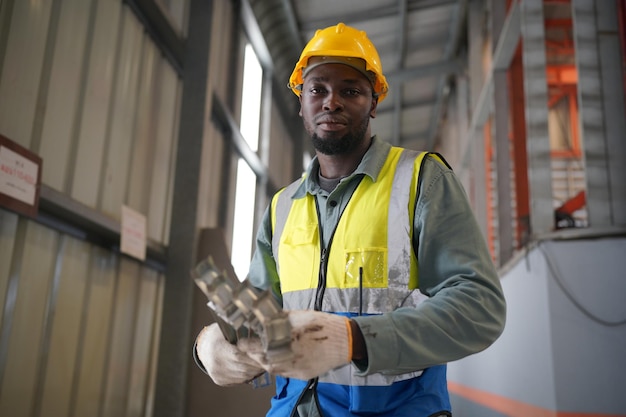 El capataz o el trabajador trabajan en el sitio de la fábrica revisando la máquina o los productos en el sitio Ingeniero o técnico revisando el material o la máquina en la planta industrial y la fábrica