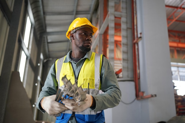 El capataz o el trabajador trabajan en el sitio de la fábrica revisando la máquina o los productos en el sitio Ingeniero o técnico revisando el material o la máquina en la planta industrial y la fábrica