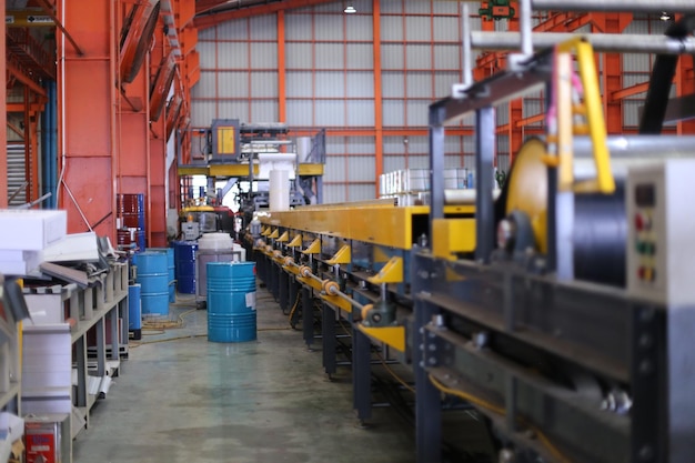 El capataz o el trabajador trabajan en el sitio de la fábrica revisando la máquina o los productos en el sitio Ingeniero o técnico revisando el material o la máquina en la planta industrial y la fábrica