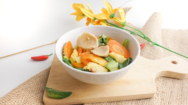 Capcay o mezcla de vegetales es un alimento saludable de Indonesia Concepto de comida vegetariana Enfoque seleccionado