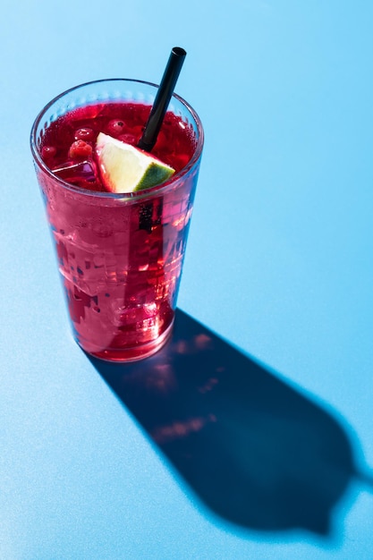 Cape Codder-Cocktail mit Wodka-Cranberry-Saft und Limette auf blauem Hintergrund