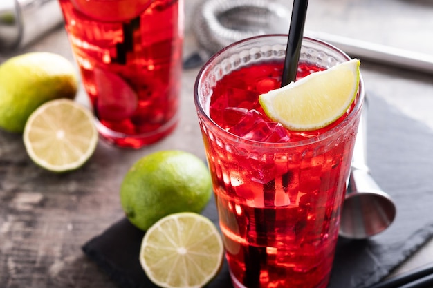 Cape Codder-Cocktail mit Wodka-Cranberry-Saft und Limette auf Holztisch