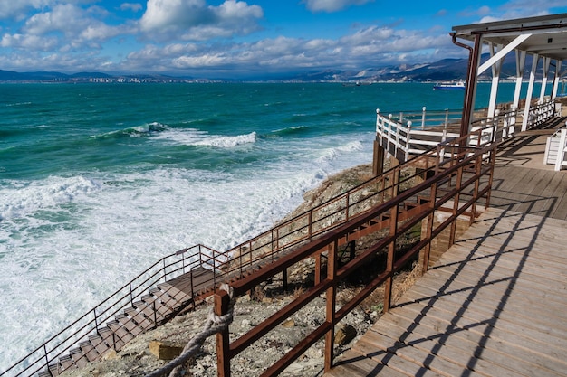 Foto cape doob la tormenta y las olas de la bahía tsemess los barcos en la rada de novorossiysk