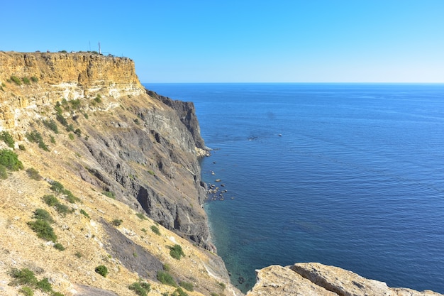 Cape Fiolent Belas vistas da costa do Mar Negro em Cape Fiolent no verão e tempo bom