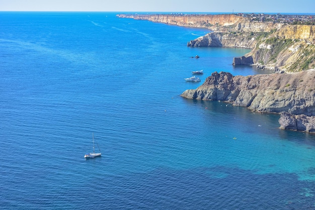 Cape Fiolent Schöne Aussicht auf das Schwarze Meer Luftaufnahme auf die wunderschöne Küste mit Wasser und Felsen