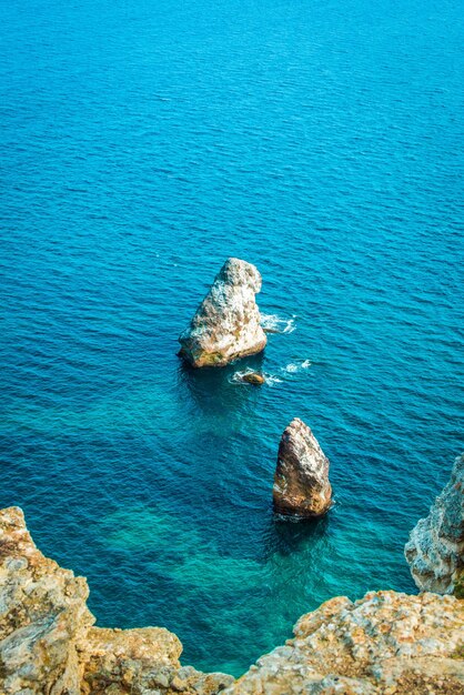 Cape Fiolent en verano con tiempo soleado. Crimea, Rusia. turismo, hermosas playas. montañas, mar. color de agua turquesa.