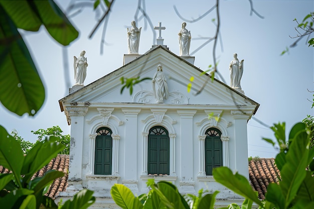 Capela branca com estátuas