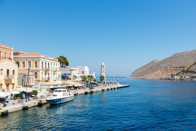 Capela central no porto de Yialos na ilha Grécia de Symi