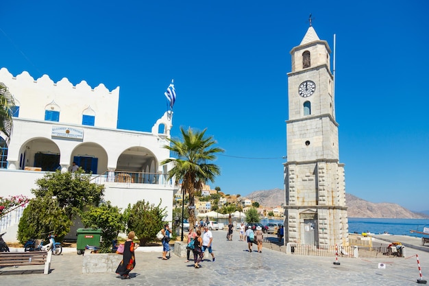 Capela central no porto de Yialos na ilha Grécia de Symi