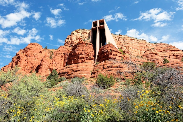 Capela da santa cruz situada entre rochas vermelhas em sedona, arizona