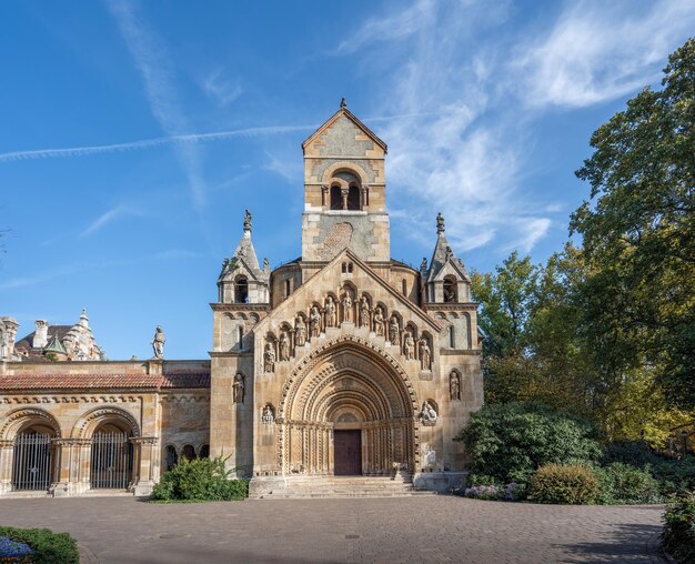 Foto capela de jak no castelo vajdahunyad em budapeste, hungria