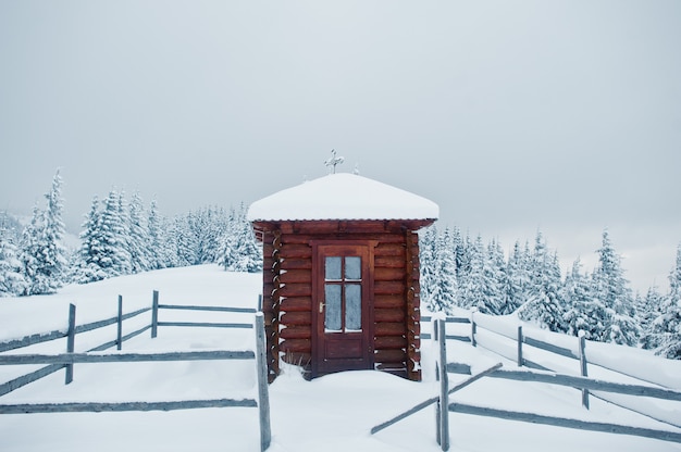 Capela de madeira pequena igreja em pinheiros cobertos de neve na montanha chomiak, belas paisagens de montanhas dos cárpatos, ucrânia, natureza frost, inverno, natureza,