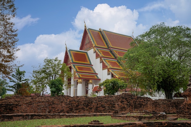 Capela tailandesa de Wihan Phra Mongkol Bophit (salão de imagens) perto do templo Wat Phra Si Sanphet no parque histórico de Ayutthaya, Tailândia, parede de tijolos velha com templo atrás