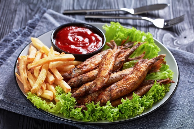 Capelán frito crujiente con patatas fritas de lechuga