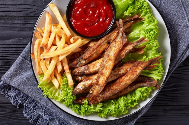 Capelán frito crujiente con patatas fritas de lechuga