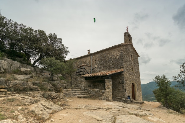 Foto capelas de pedra e parapente