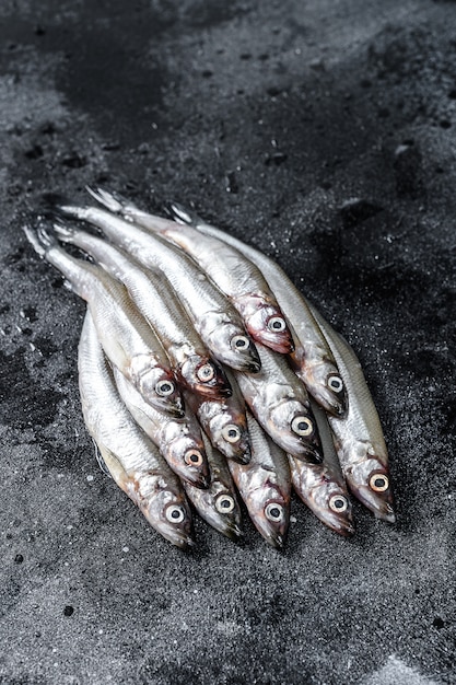 Capelim cru de peixe fresco na mesa preta