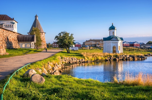 Capilla de Alexander Nevsky en las islas Solovetsky y las torres del monasterio