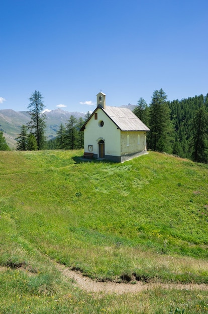 Capilla en los alpes