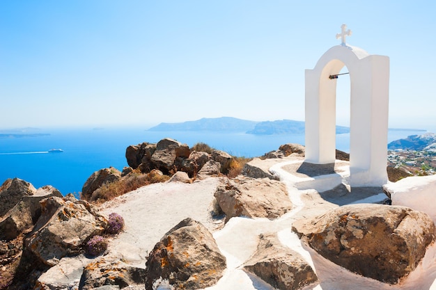 Capilla blanca en la isla de Santorini, Grecia. Paisaje de verano