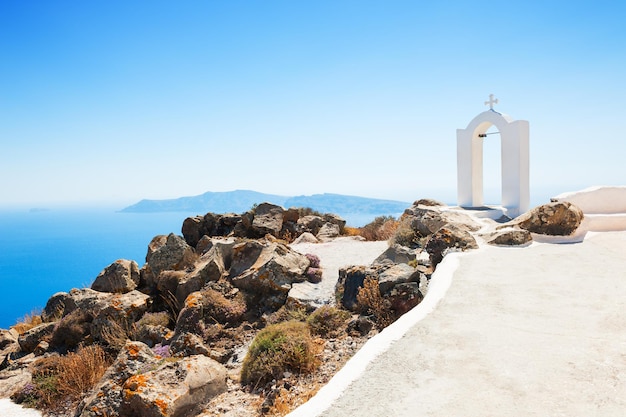 Capilla blanca en la isla de Santorini, Grecia. Paisaje de verano