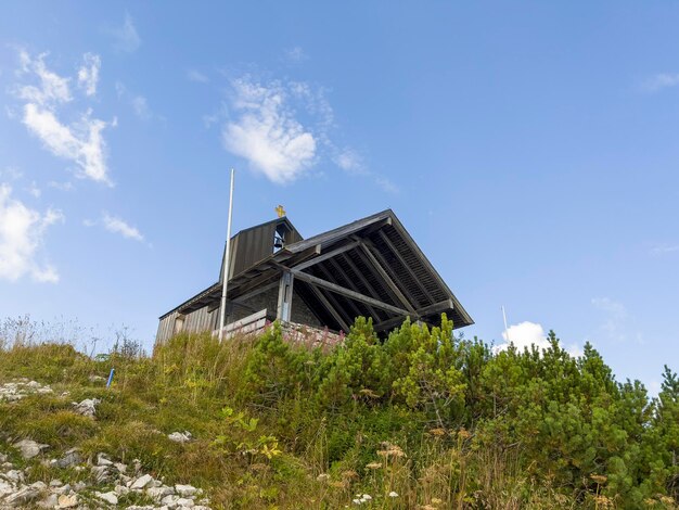 Foto una capilla en la cima de hochfelln en bergen