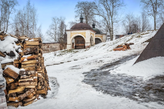 Foto capilla de cirilo de belozersky y leña en el monasterio de kirillobelozersky