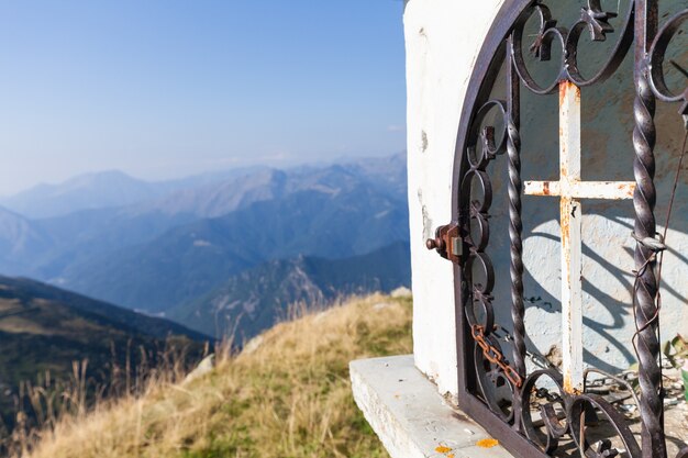 Foto capilla cristiana durante un día soleado en los alpes italianos - concepto de fe