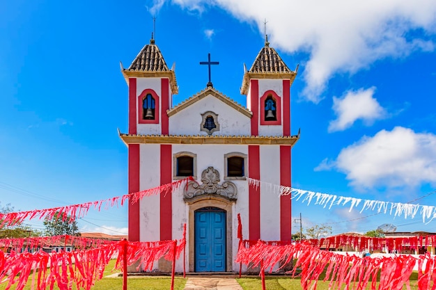 Foto capilla decorada con cintas para una celebración religiosa en la ciudad de lavras novas en minas gerais