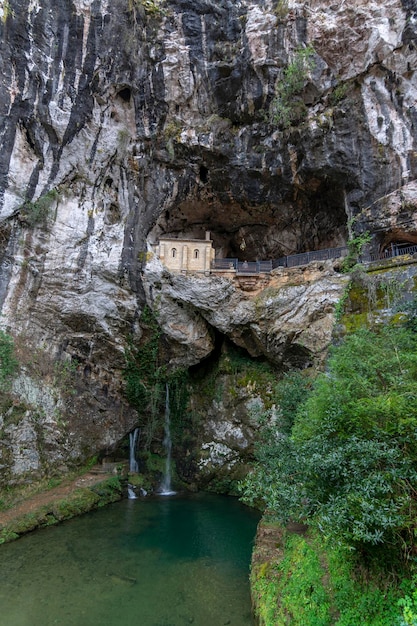 Foto capilla dedicada a la santina en la santa cueva de covadonga asturias españa