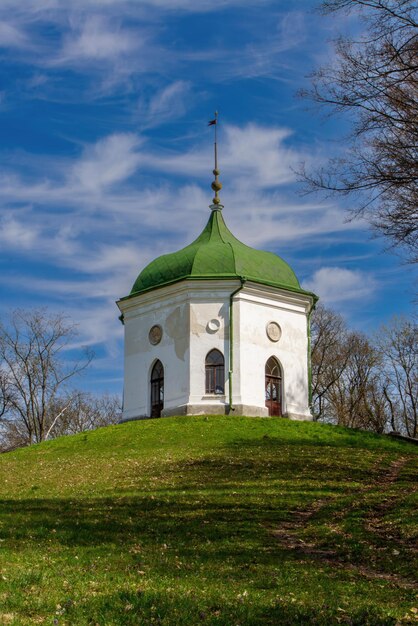 Capilla de gazebo en kachanivka en una colina Foto de alta calidad