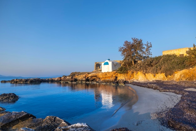 Foto capilla griega junto a la playa de alyko en naxos, grecia