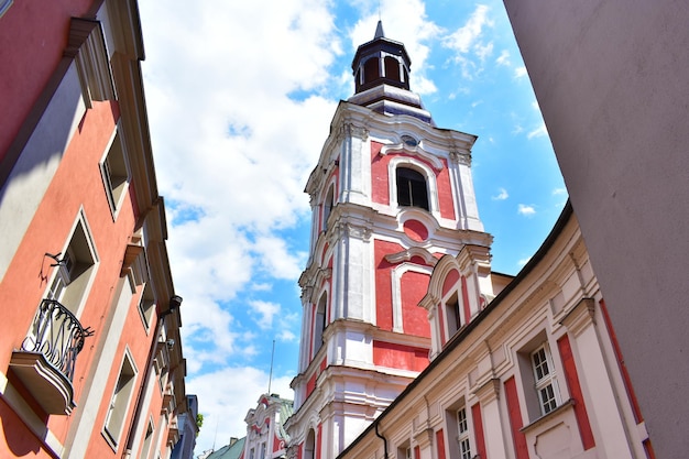 Capilla de la iglesia con paredes rojas y edificios antiguos alrededor de Poznan Polonia