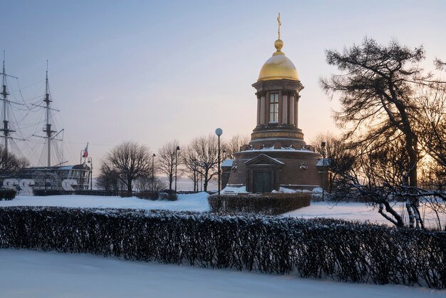 Capilla de la Iglesia de la Santísima Trinidad en la Plaza de la Trinidad en una soleada mañana de invierno en San Petersburgo, Rusia