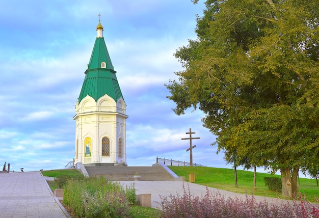 Una capilla ortodoxa del siglo XIX en un parque en la cima de una colina bajo un cielo azul Krasnoyarsk Siberia