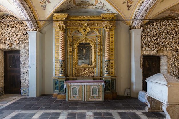 La Capilla de los Osos (Capilla de los Huesos), Iglesia de San Francisco. La Capilla recibe su nombre porque las paredes interiores están cubiertas y decoradas con cráneos y huesos humanos.