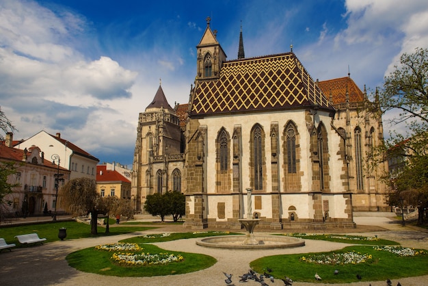 La capilla de San Miguel y la catedral de Santa Isabel en la plaza principal de la ciudad de Kosice, en el este de Eslovaquia.