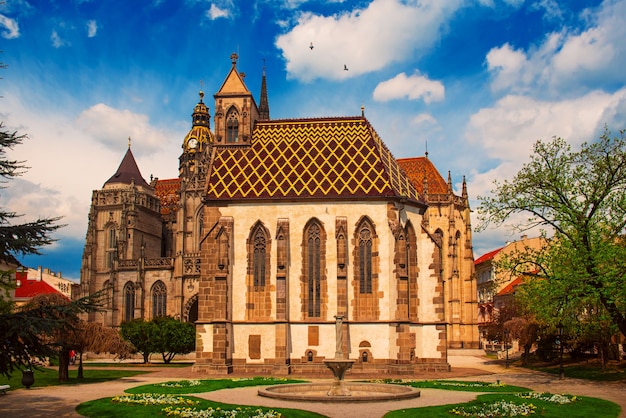 La capilla de San Miguel y la catedral de Santa Isabel en la plaza principal de la ciudad de Kosice, en el este de Eslovaquia.