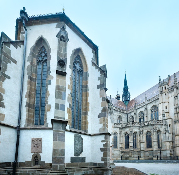 La Capilla de San Miguel (siglo XIV) y la Catedral de Santa Isabel detrás (construida entre 1378 y 1508). Kosice, Eslovaquia.