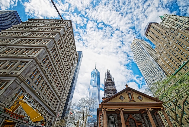 Capilla de San Pablo en el Distrito Financiero en el Bajo Manhattan, Ciudad de Nueva York, NY, EUA. Torre de la libertad en el fondo