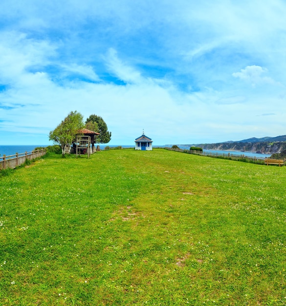 Capilla en vista de verano del cabo. Ermita de La Regalina, Cadavedo, Asturias, España. Imagen de puntada de dos disparos.