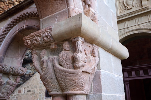 Capitais do claustro de San Juan de la Pena, província de Huesca, Aragão, Espanha