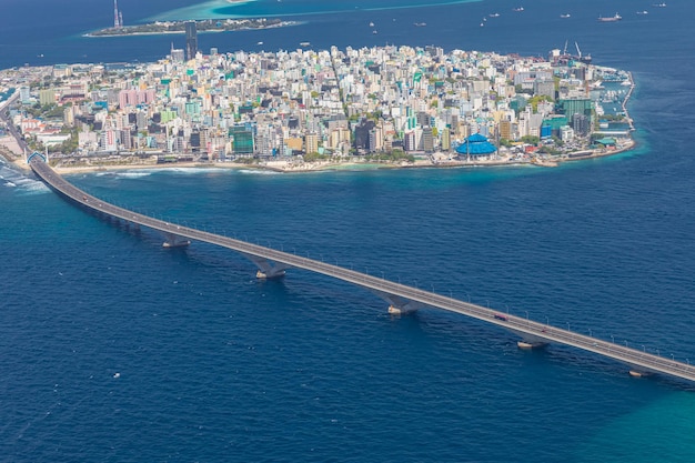 Capital das Maldivas Masculino Paisagem aérea e marítima Ilha do aeroporto e ilha principal com ponte