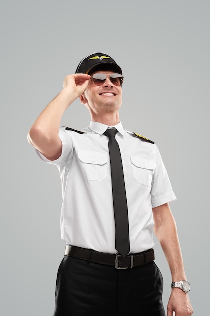 Capitán de aerolínea feliz en gafas de sol