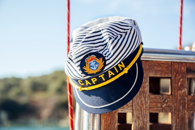 Capitán sombrero en el velero