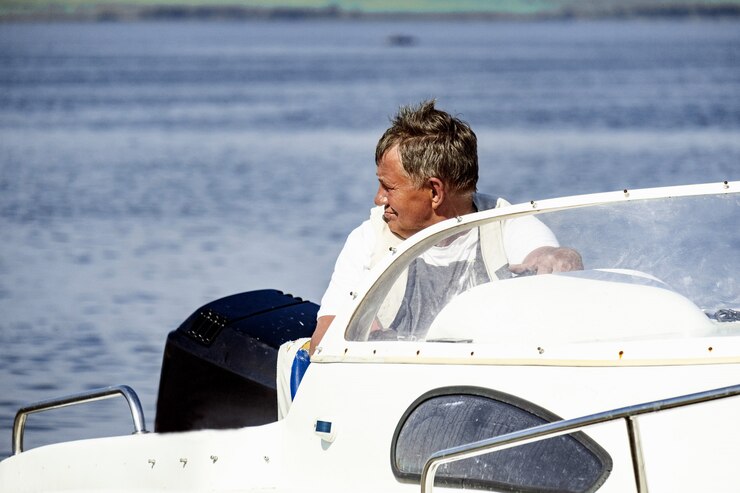 capitão de barco no lago Shira