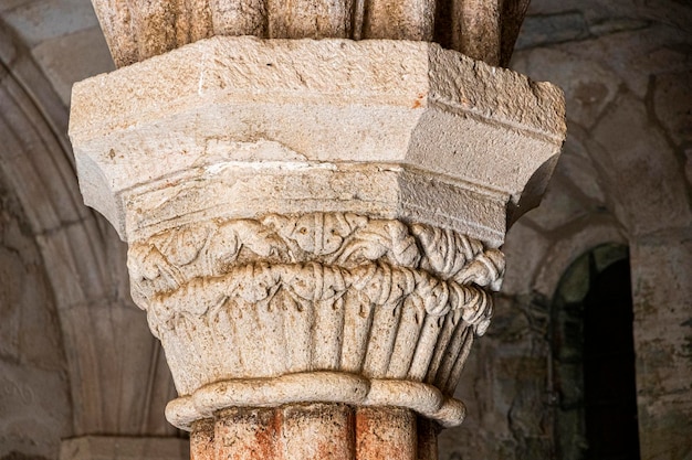 Capiteles románicos en la sala capitular medieval del Monasterio de Santa María de Carracedo, España