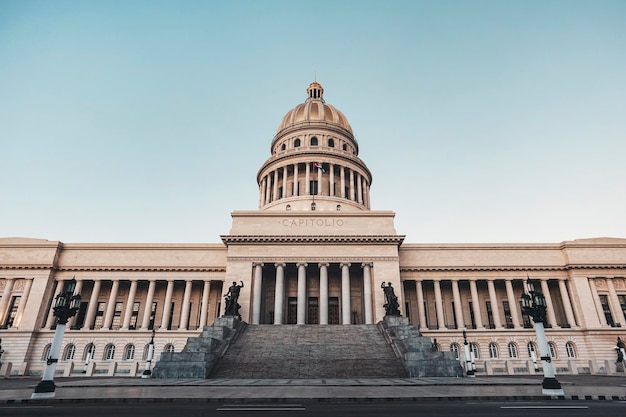 Foto capitólio no centro de havana em um dia brilhante o edifício do capitólio cubano em havana é uma réplica do capitólio em washington dos estados unidos da américa