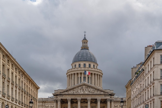 Capitolio del panteón de París con detalle de bandera francesa